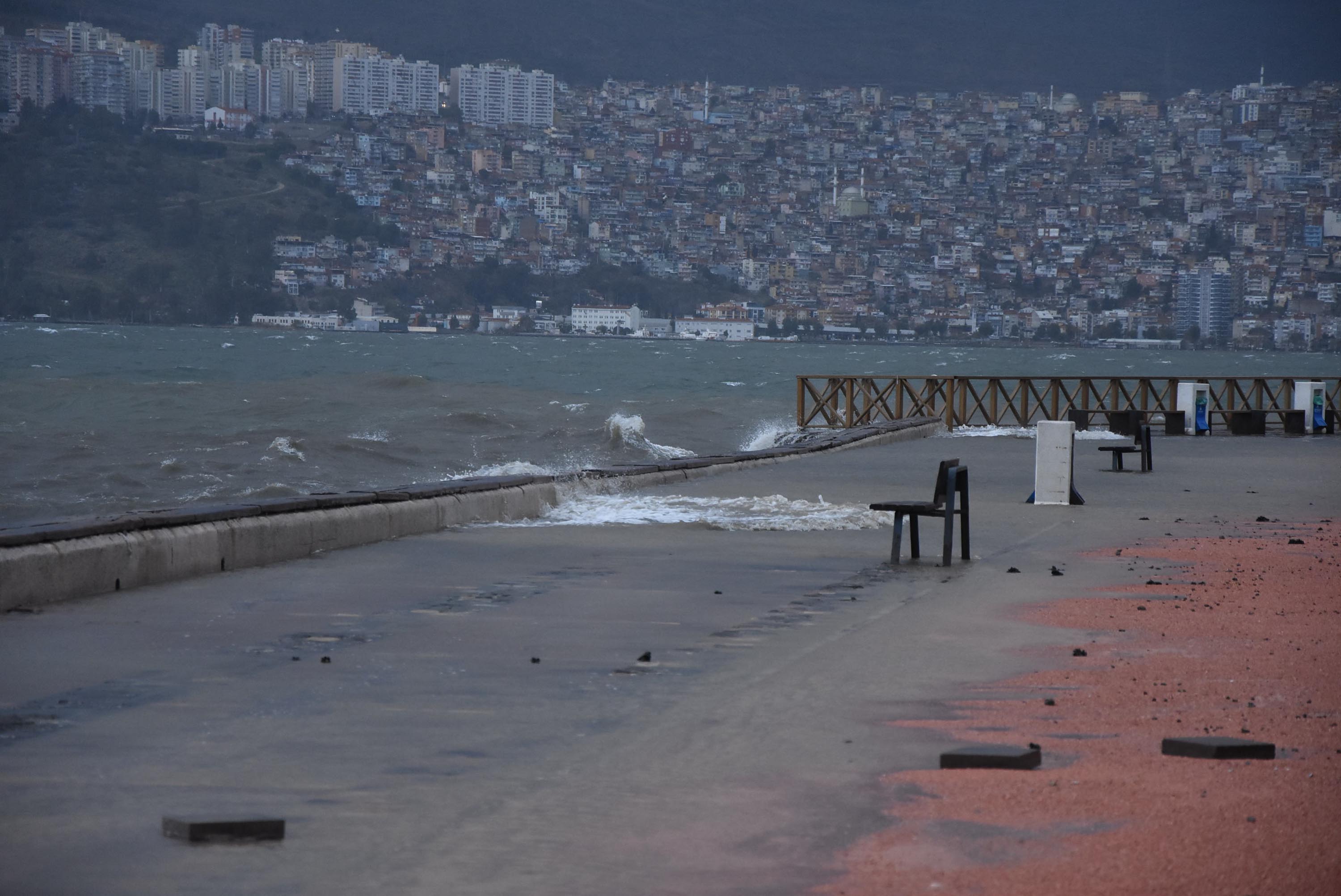 İzmir'de sağanak ve lodos hayatı olumsuz etkiliyor!