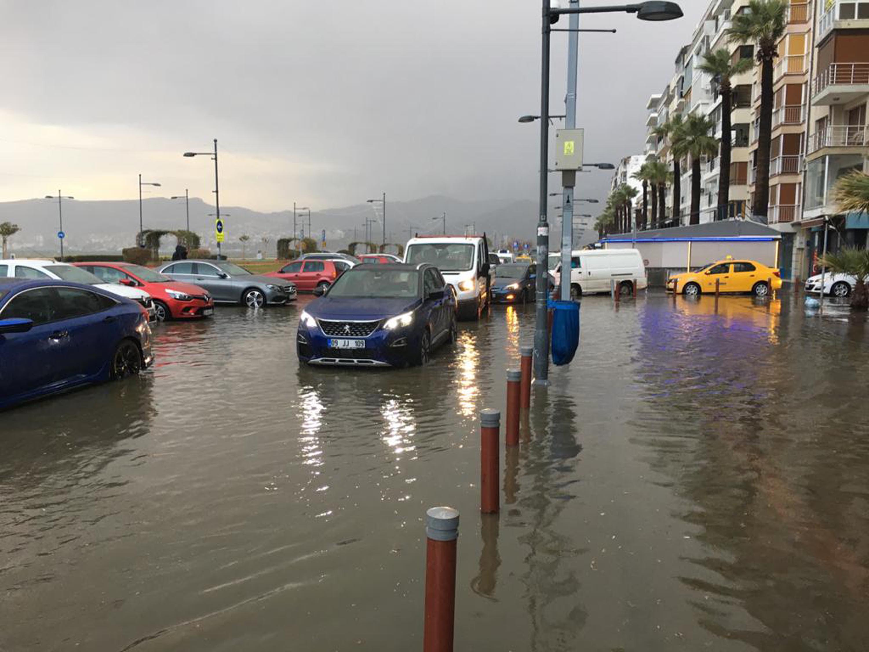 İzmir'de sağanak ve lodos hayatı olumsuz etkiliyor!