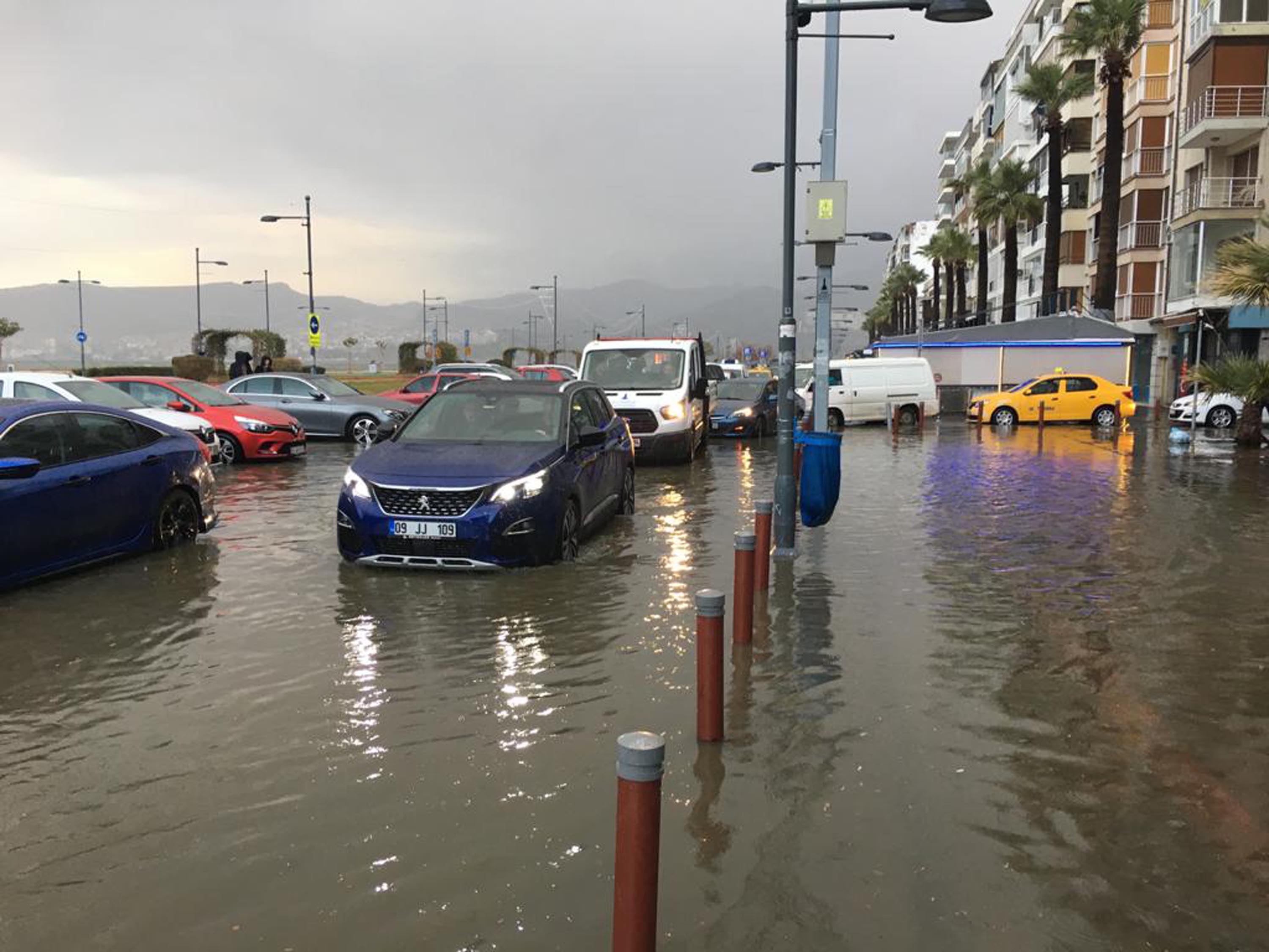 İzmir'de sağanak ve lodos hayatı olumsuz etkiliyor!