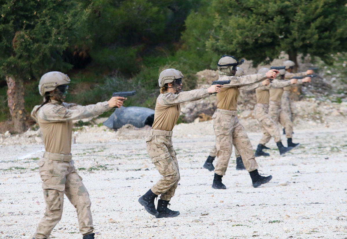 Türkiye'nin ilk kadın komando astsubayları