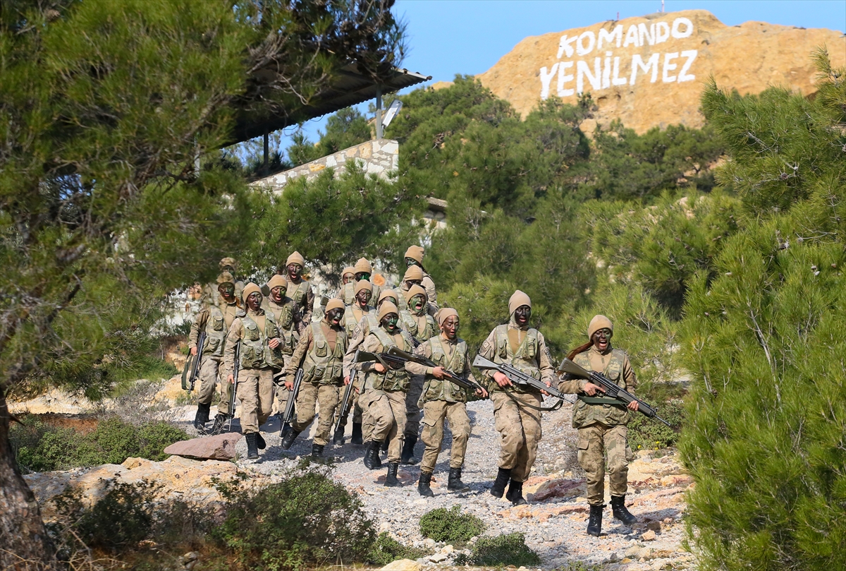 Türkiye'nin ilk kadın komando astsubayları