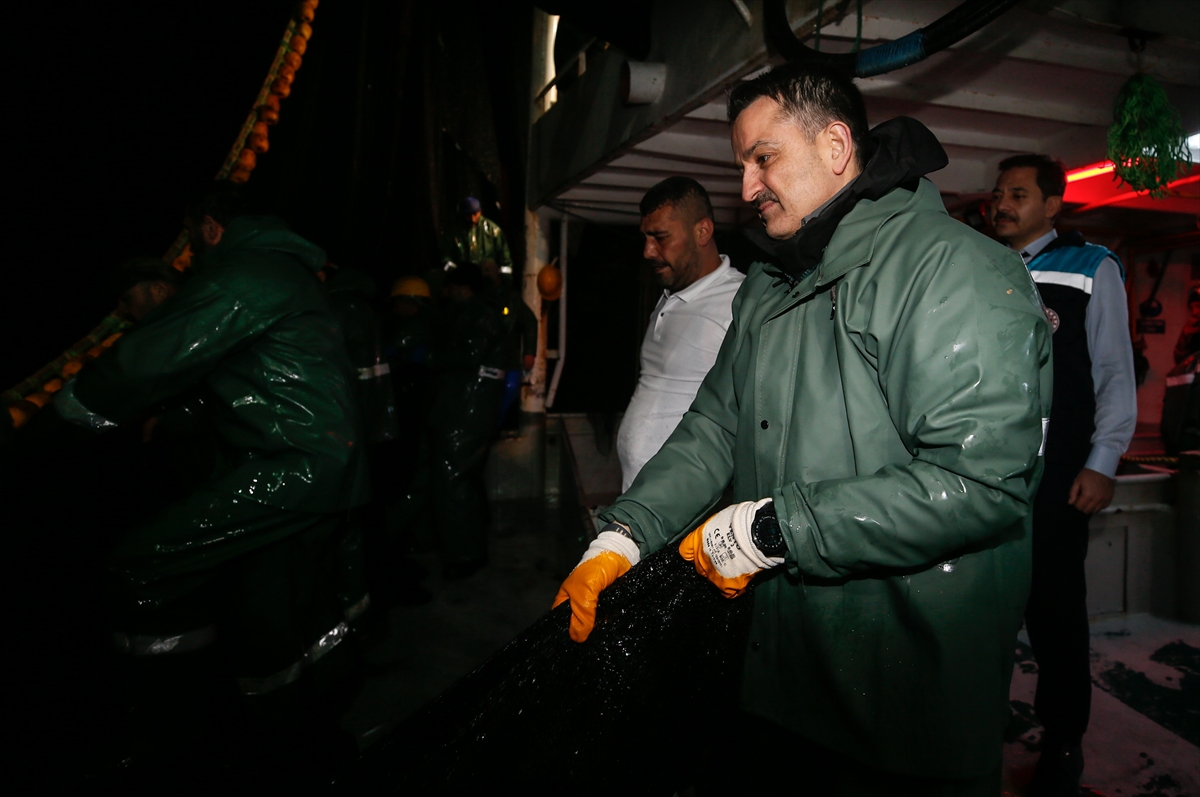 Bakan Pakdemirli, Ege Denizi'nde balık avına çıktı