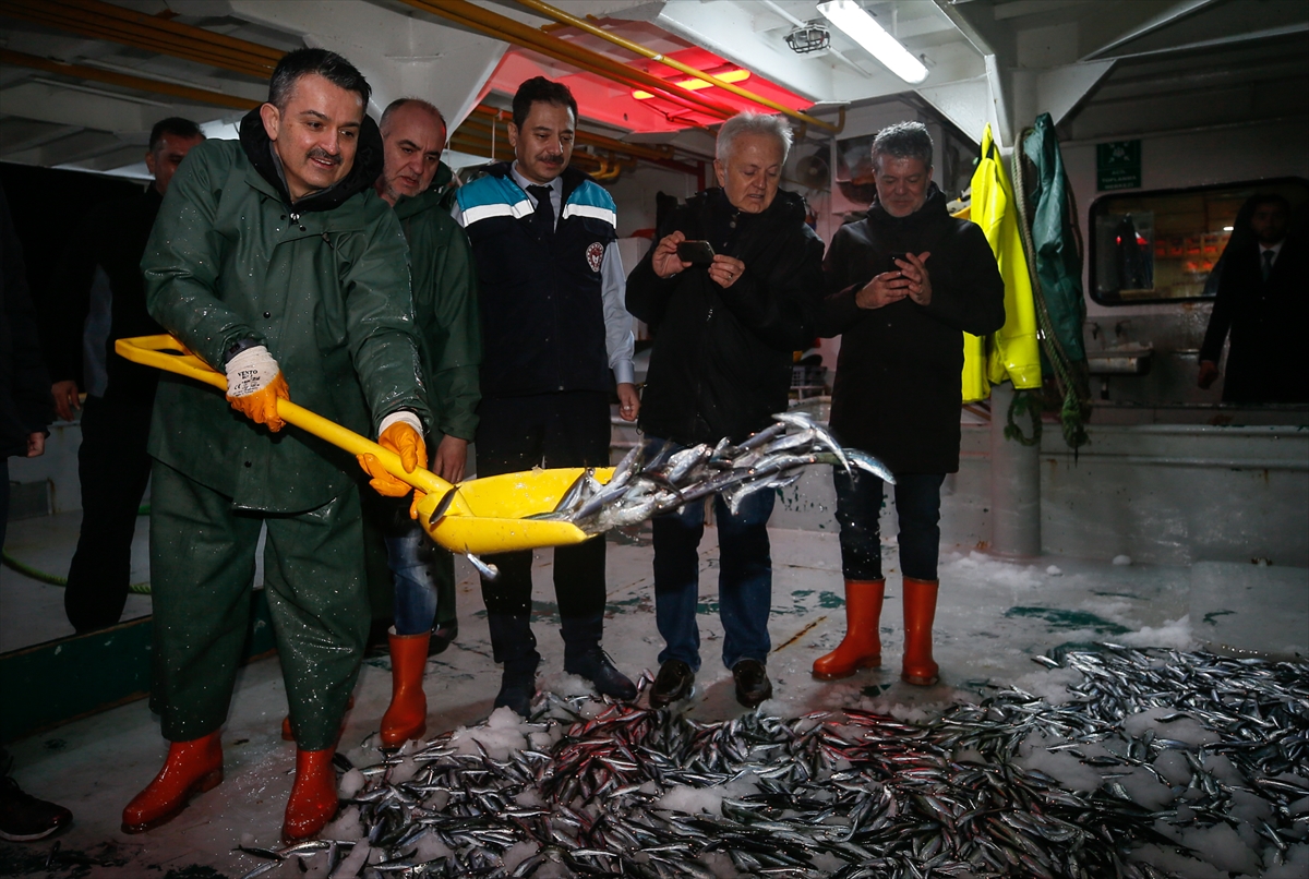 Bakan Pakdemirli, Ege Denizi'nde balık avına çıktı
