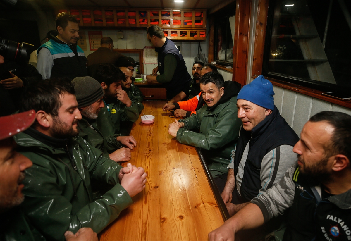 Bakan Pakdemirli, Ege Denizi'nde balık avına çıktı