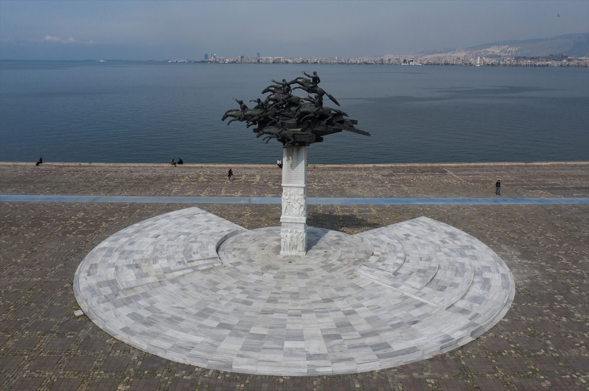 İzmir'de meydanlar boş kaldı...