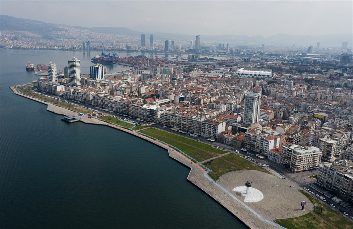 İzmir'de meydanlar boş kaldı...