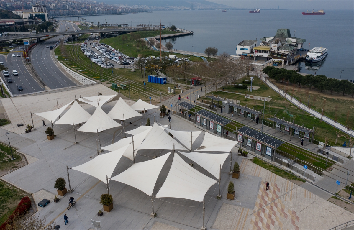 İzmir'de meydanlar boş kaldı...