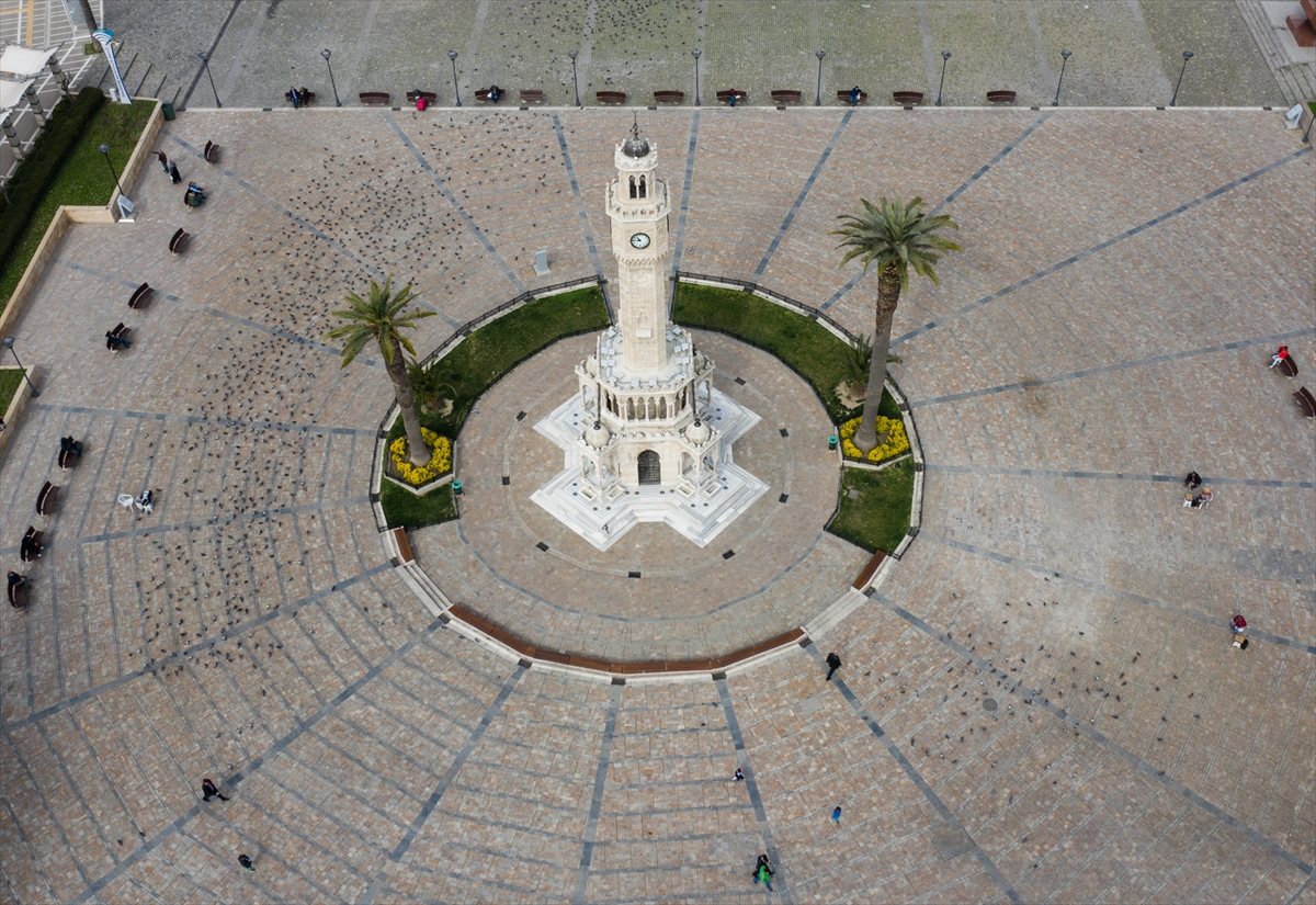 İzmir'de meydanlar boş kaldı...