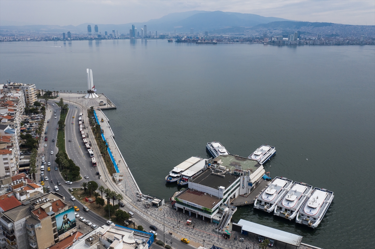 İzmir'de meydanlar boş kaldı...