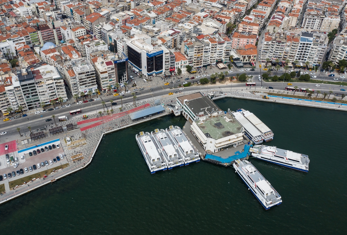 İzmir'de meydanlar boş kaldı...