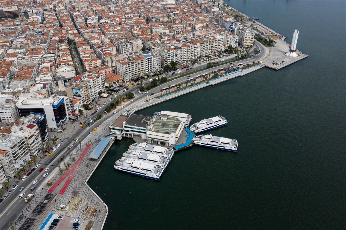 İzmir'de meydanlar boş kaldı...