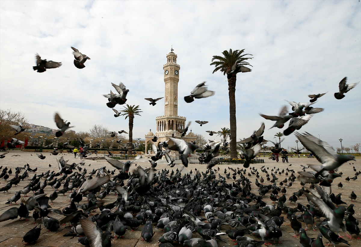İzmir'de meydanlar boş kaldı...