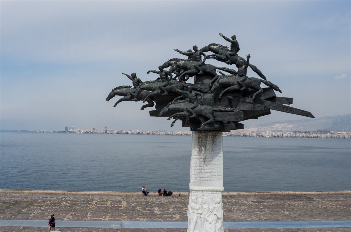 İzmir'de meydanlar boş kaldı...