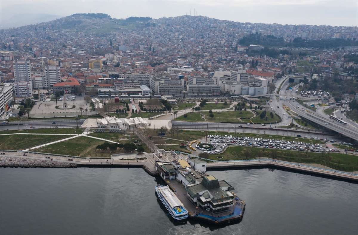İzmir'de meydanlar boş kaldı...