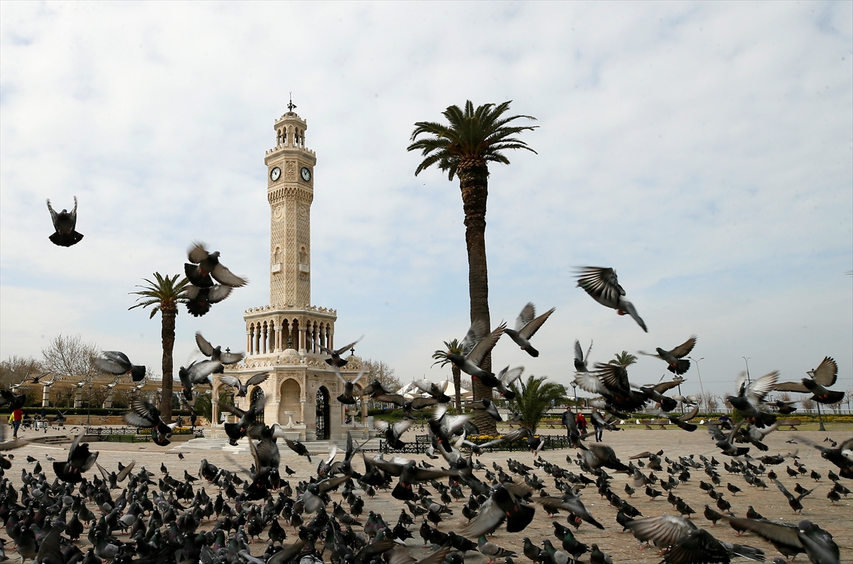 İzmir'de meydanlar boş kaldı...