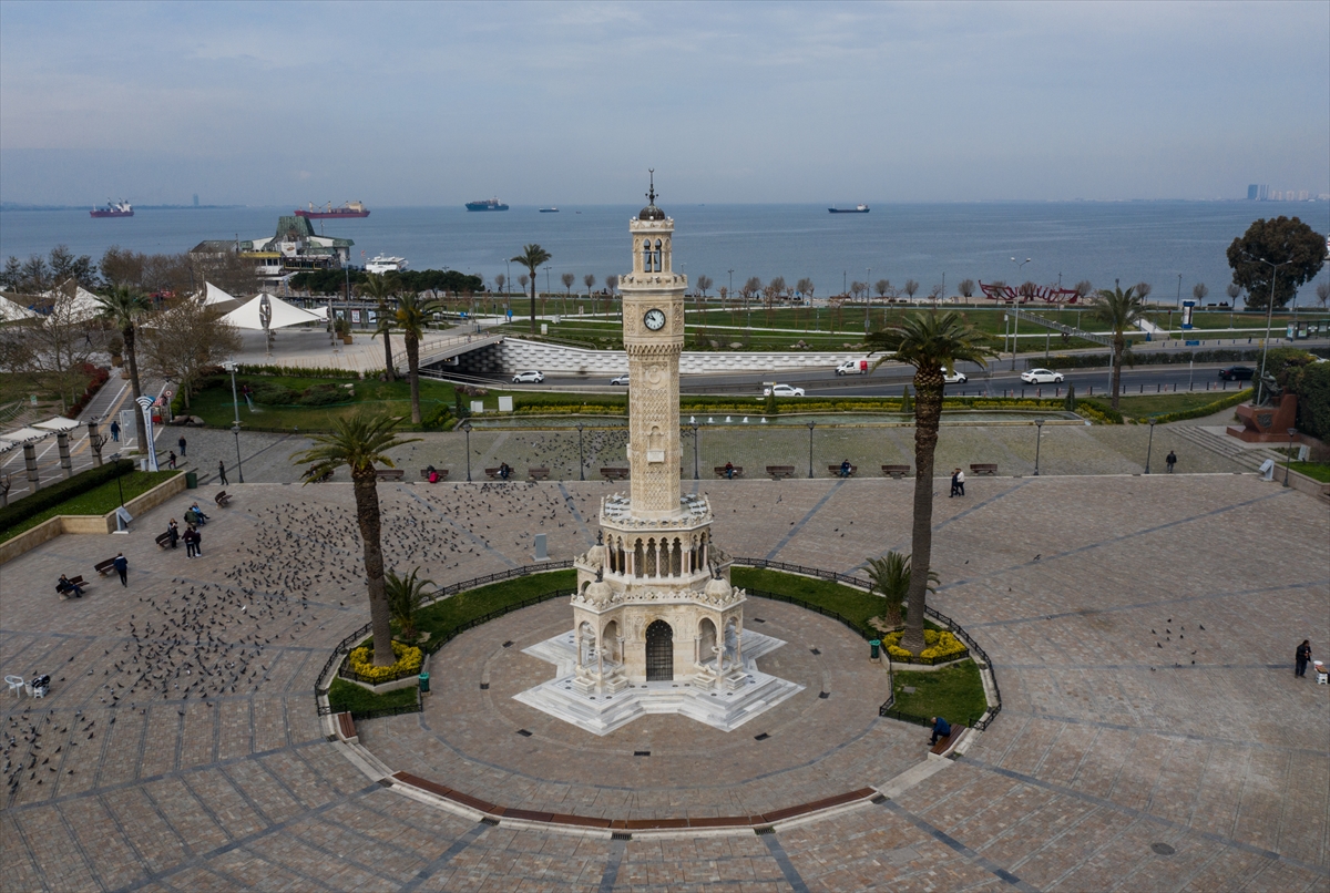 İzmir'de meydanlar boş kaldı...