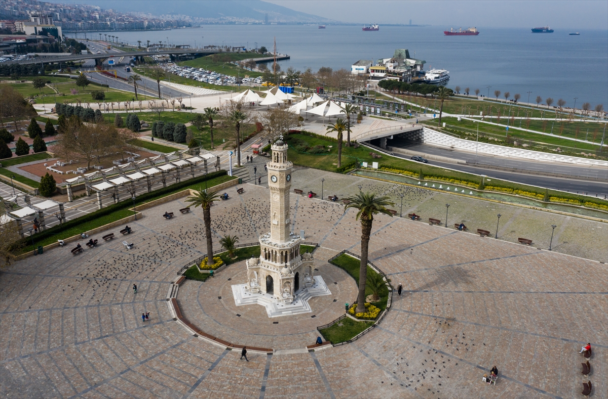 İzmir'de meydanlar boş kaldı...
