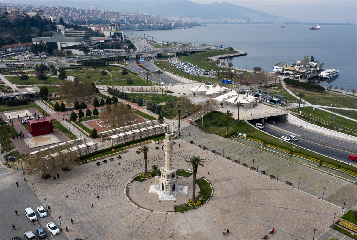 İzmir'de meydanlar boş kaldı...
