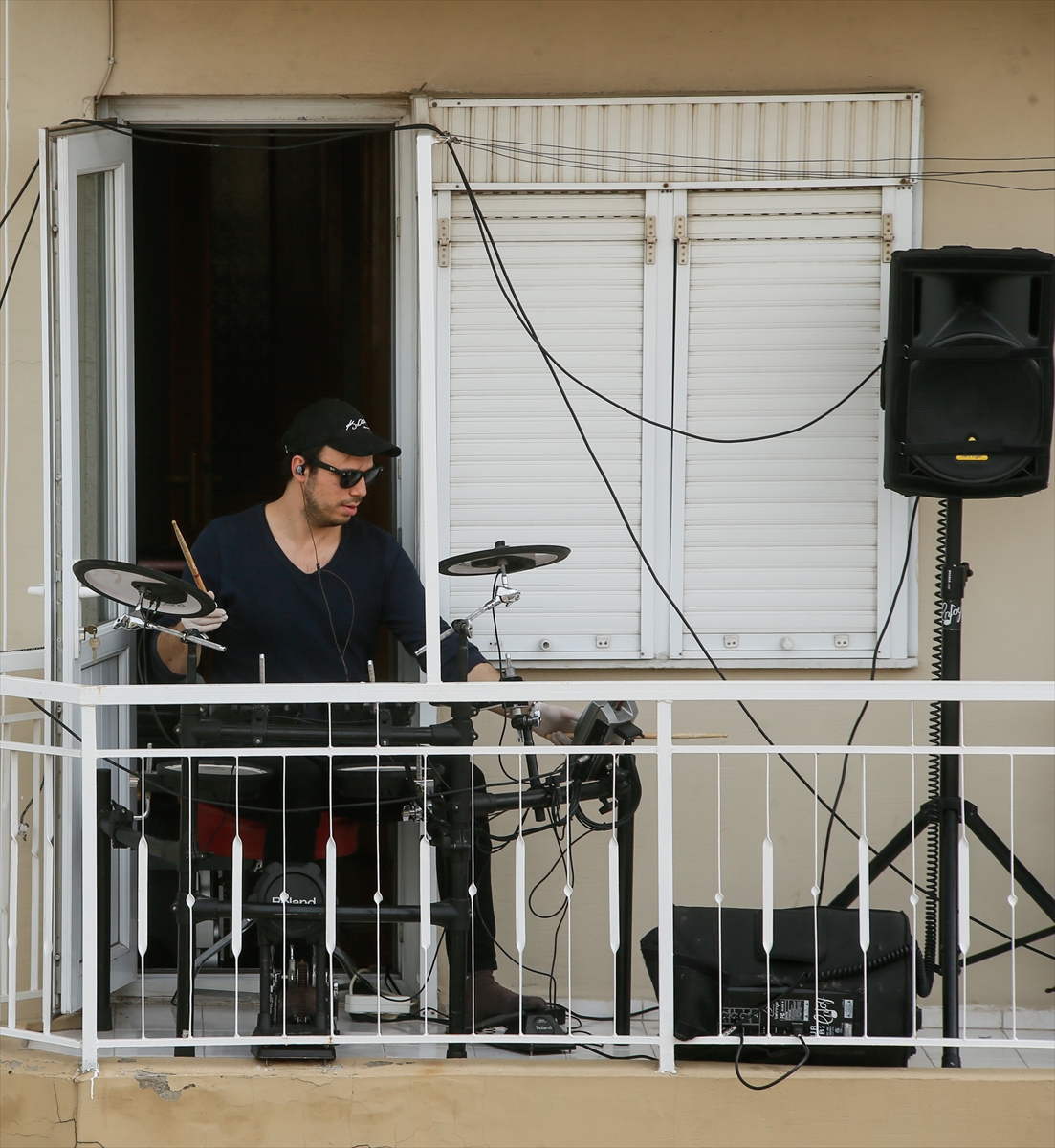 Narkoz 'evde kalanlara' çatıdan müzik ziyafeti çekiyor