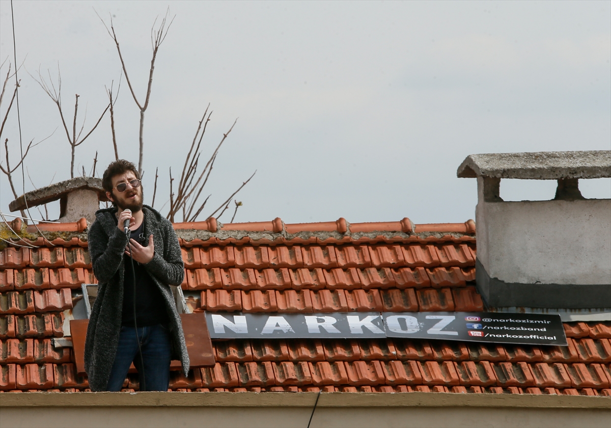 Narkoz 'evde kalanlara' çatıdan müzik ziyafeti çekiyor
