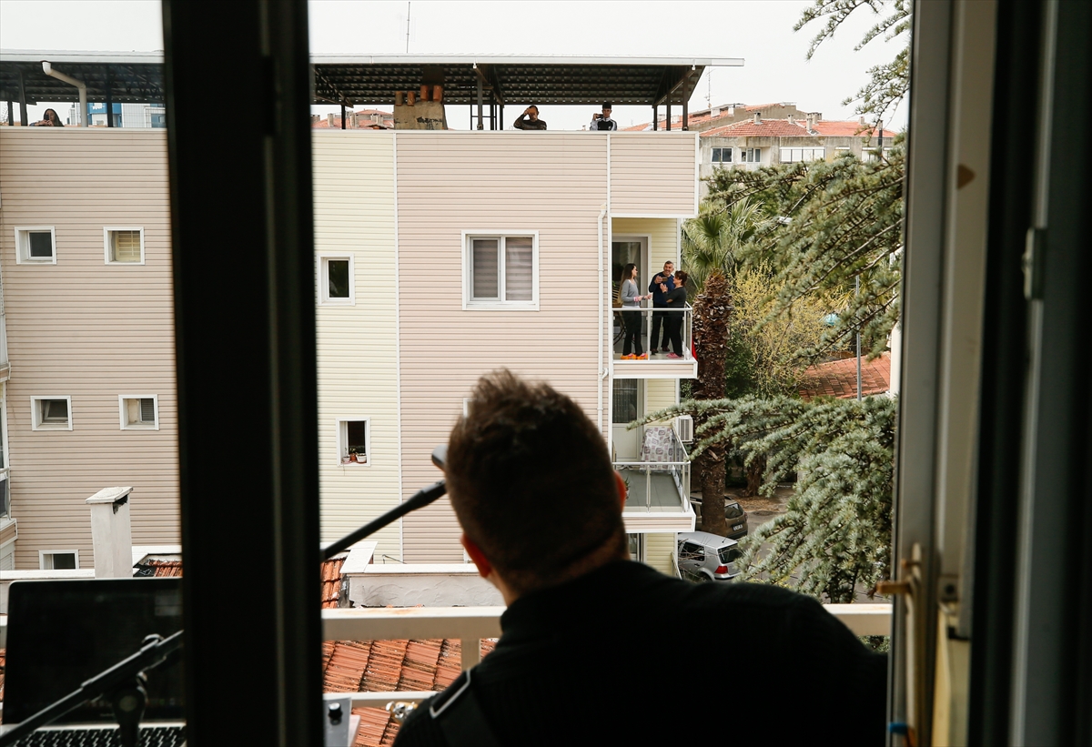 Narkoz 'evde kalanlara' çatıdan müzik ziyafeti çekiyor