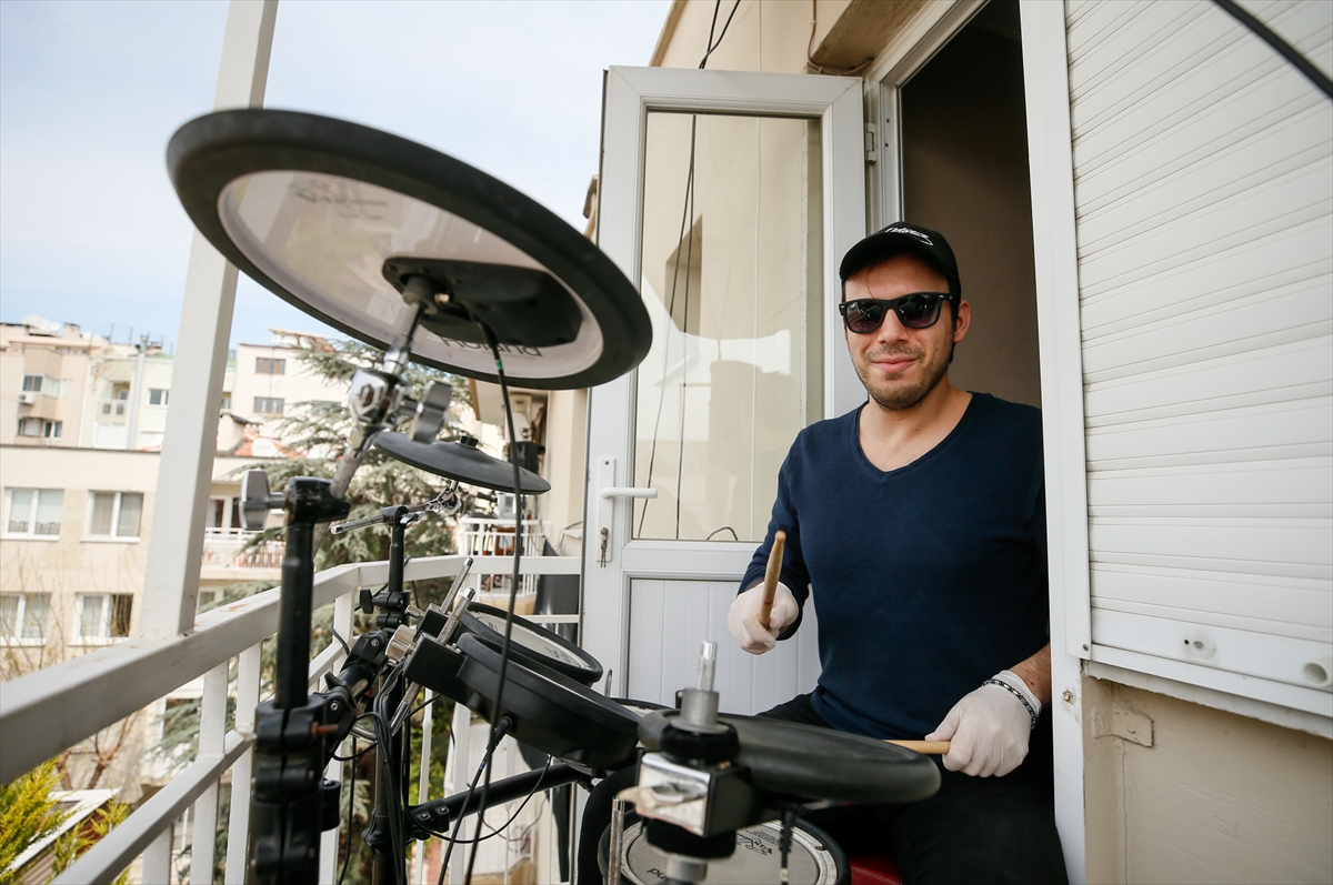 Narkoz 'evde kalanlara' çatıdan müzik ziyafeti çekiyor
