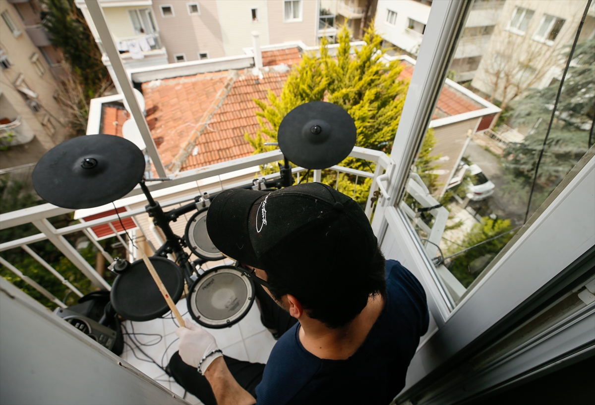 Narkoz 'evde kalanlara' çatıdan müzik ziyafeti çekiyor