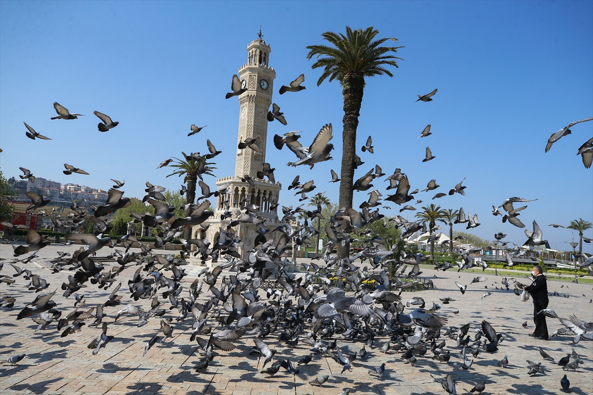 İzmir'de yasağın ardından sokaklar boş kaldı