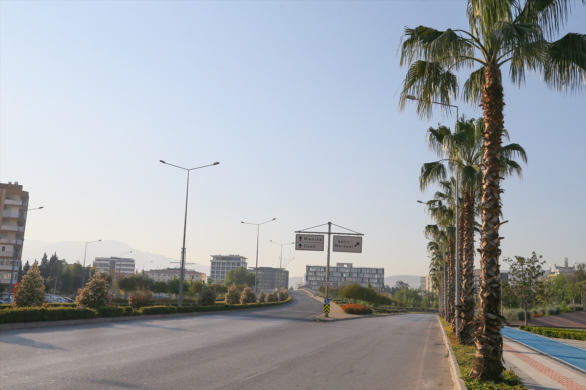 İzmir'de yasağın ardından sokaklar boş kaldı