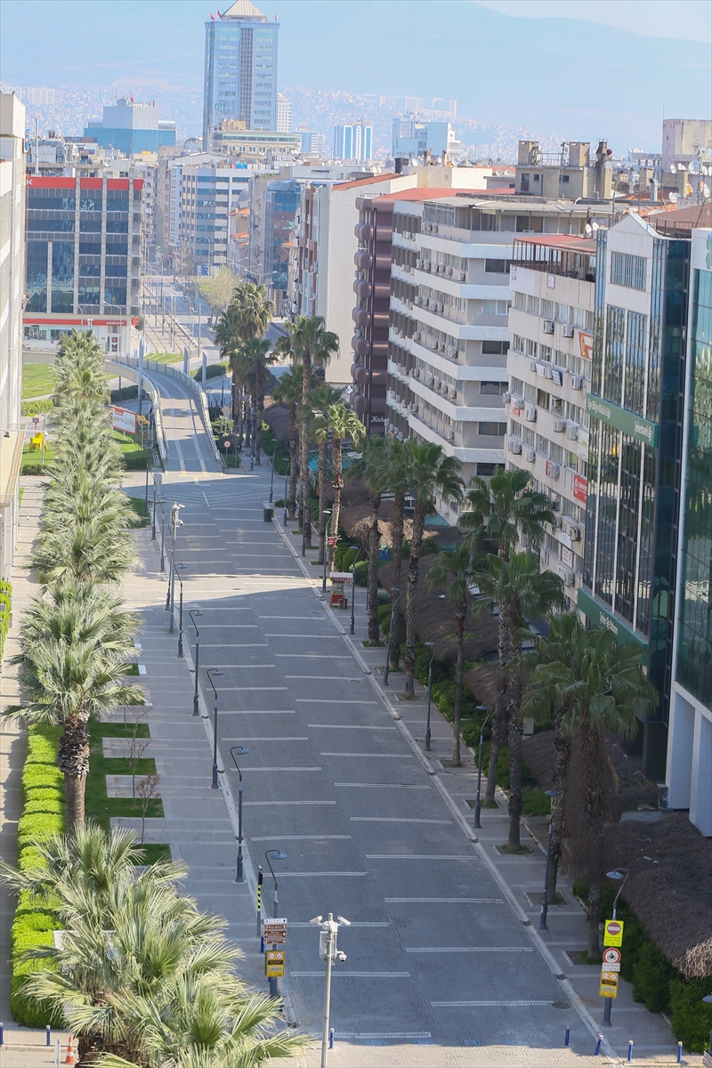 İzmir'de yasağın ardından sokaklar boş kaldı