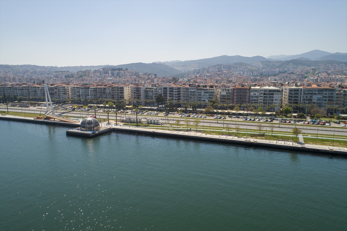 İzmir'de yasağın ardından sokaklar boş kaldı