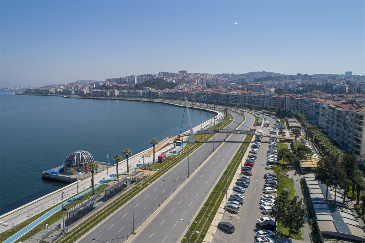 İzmir'de yasağın ardından sokaklar boş kaldı