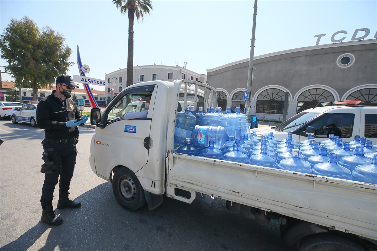 İzmir'de yasağın ardından sokaklar boş kaldı