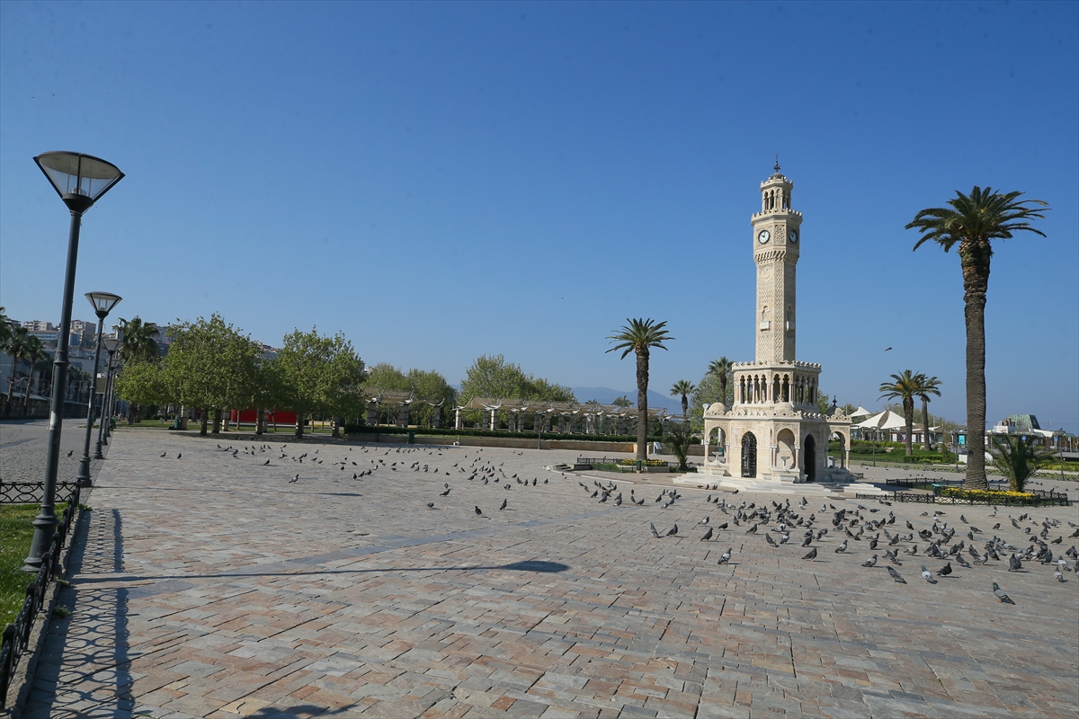 İzmir'de yasağın ardından sokaklar boş kaldı