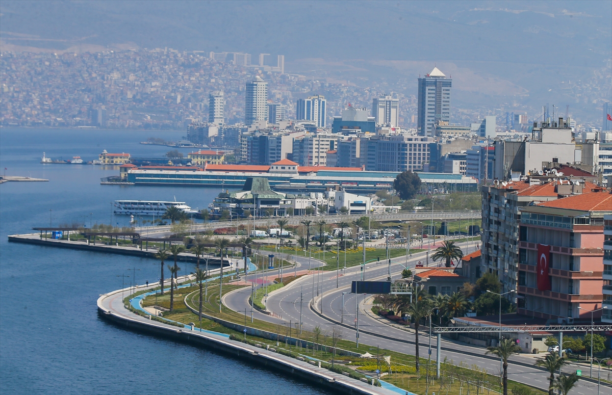 İzmir'de yasağın ardından sokaklar boş kaldı