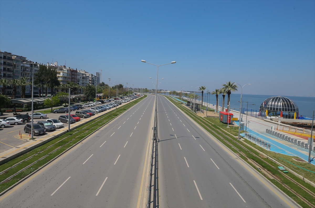 İzmir'de yasağın ardından sokaklar boş kaldı