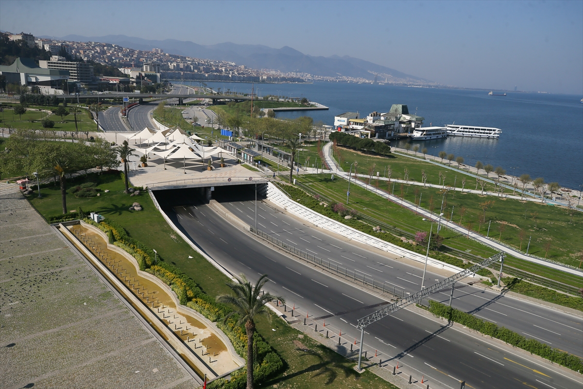 İzmir'de yasağın ardından sokaklar boş kaldı