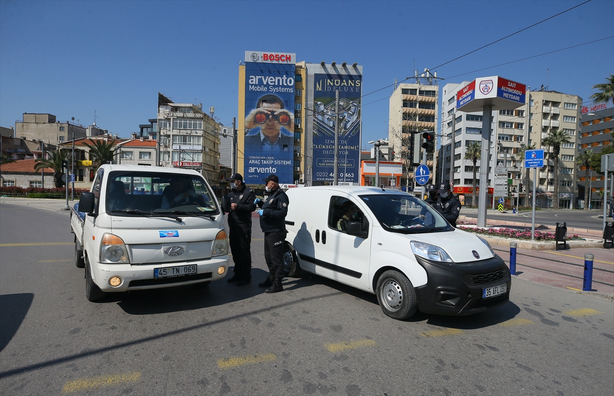 İzmir'de yasağın ardından sokaklar boş kaldı