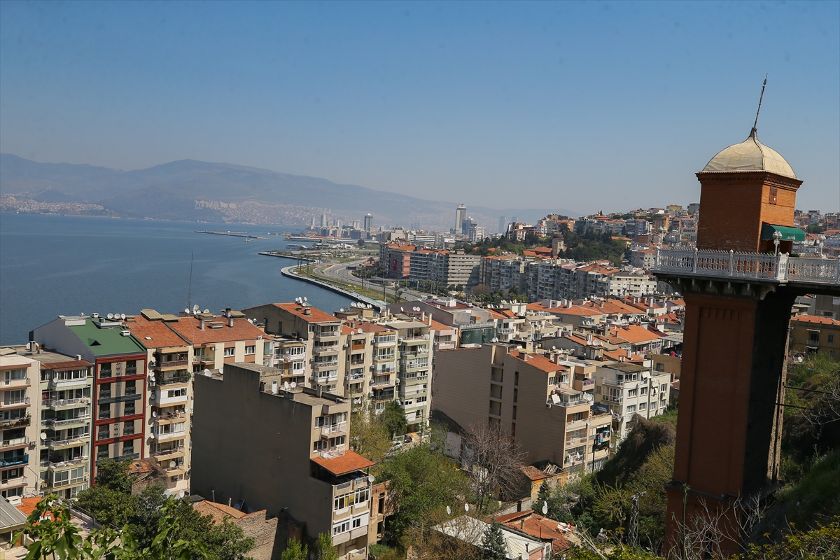 İzmir'de yasağın ardından sokaklar boş kaldı