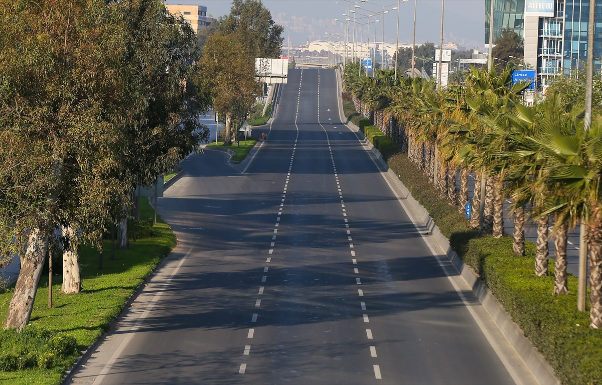 İzmir'de yasağın ardından sokaklar boş kaldı