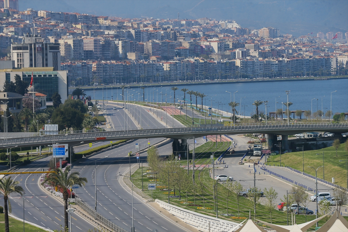 İzmir'de yasağın ardından sokaklar boş kaldı