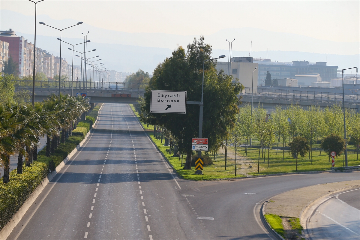 İzmir'de yasağın ardından sokaklar boş kaldı