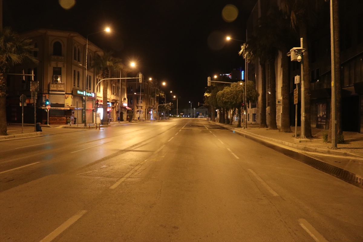 İzmir'de yasağın ardından sokaklar boş kaldı