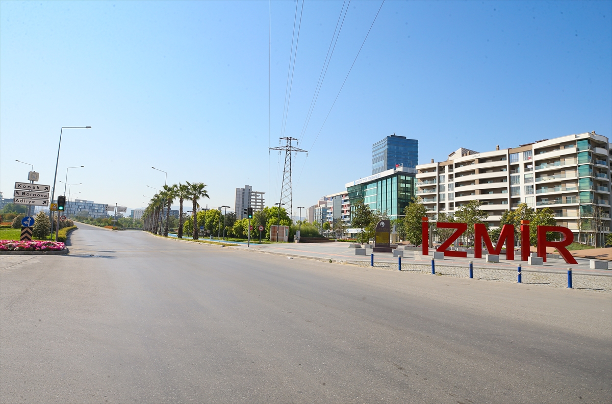 İzmir'de yasağın ardından sokaklar boş kaldı