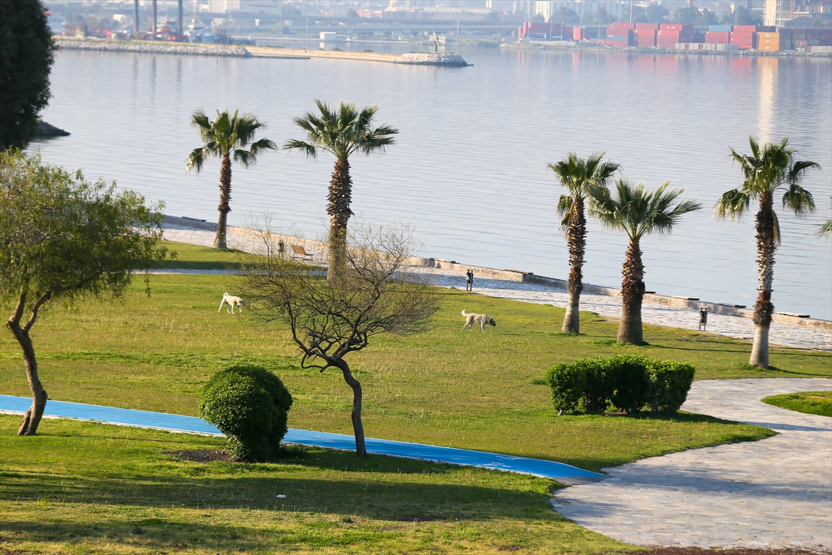 İzmir'de yasağın ardından sokaklar boş kaldı