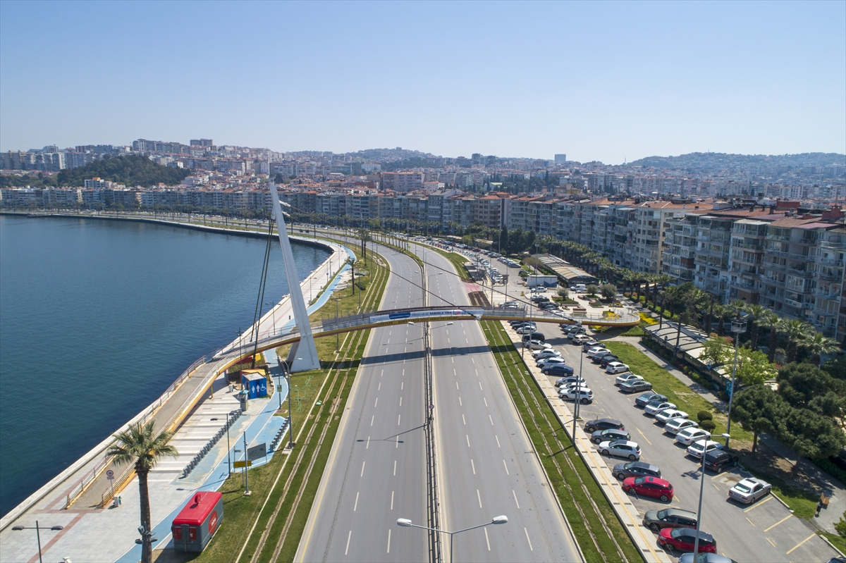 İzmir'de yasağın ardından sokaklar boş kaldı