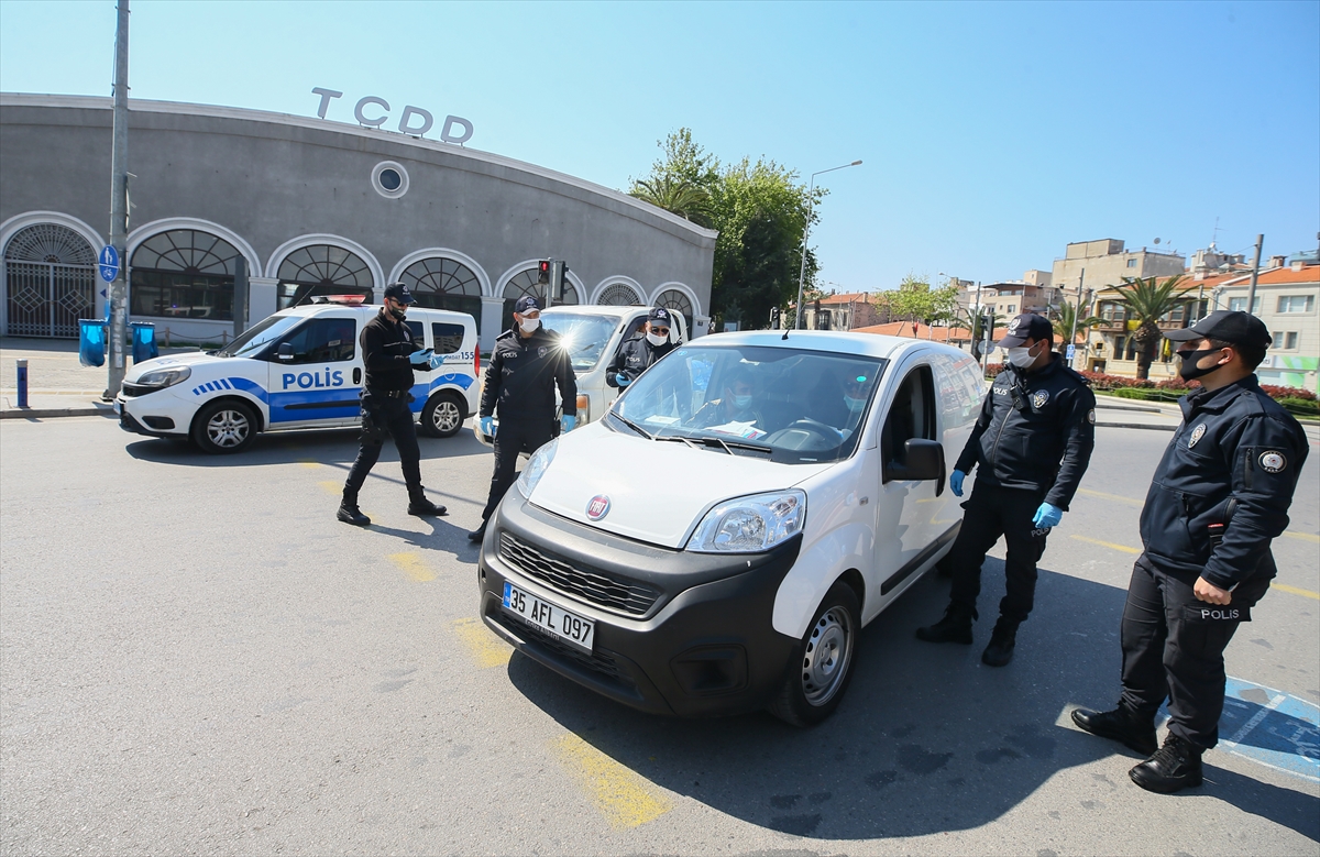 İzmir'de yasağın ardından sokaklar boş kaldı