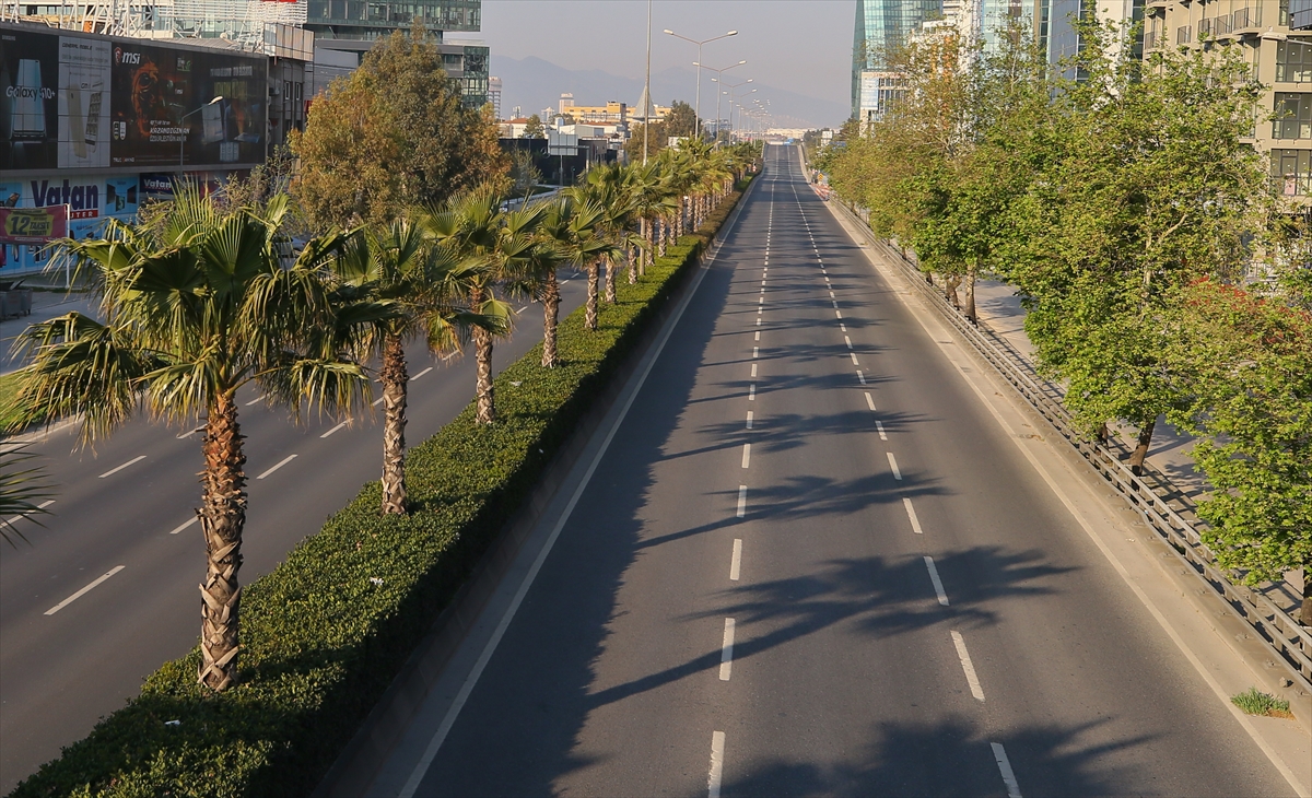 İzmir'de yasağın ardından sokaklar boş kaldı