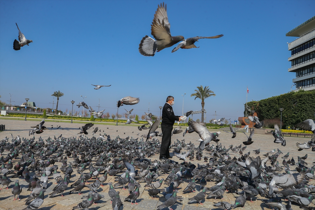 İzmir'de yasağın ardından sokaklar boş kaldı