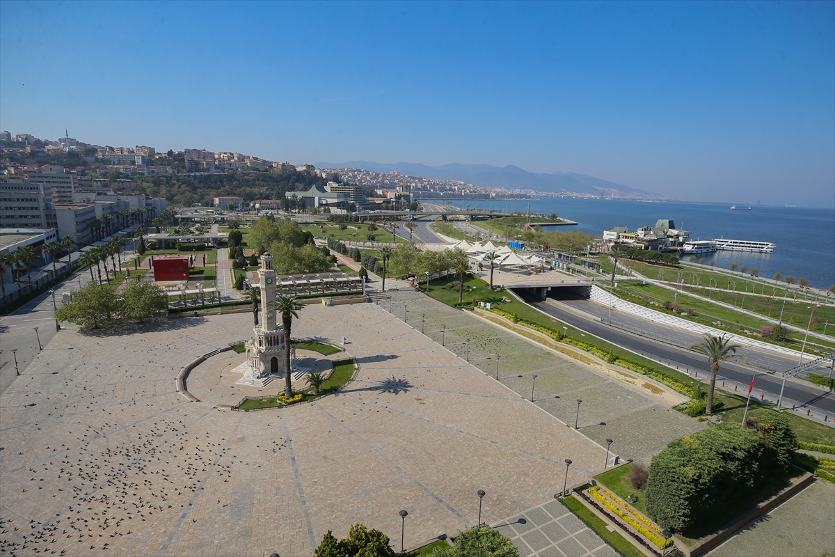İzmir'de yasağın ardından sokaklar boş kaldı